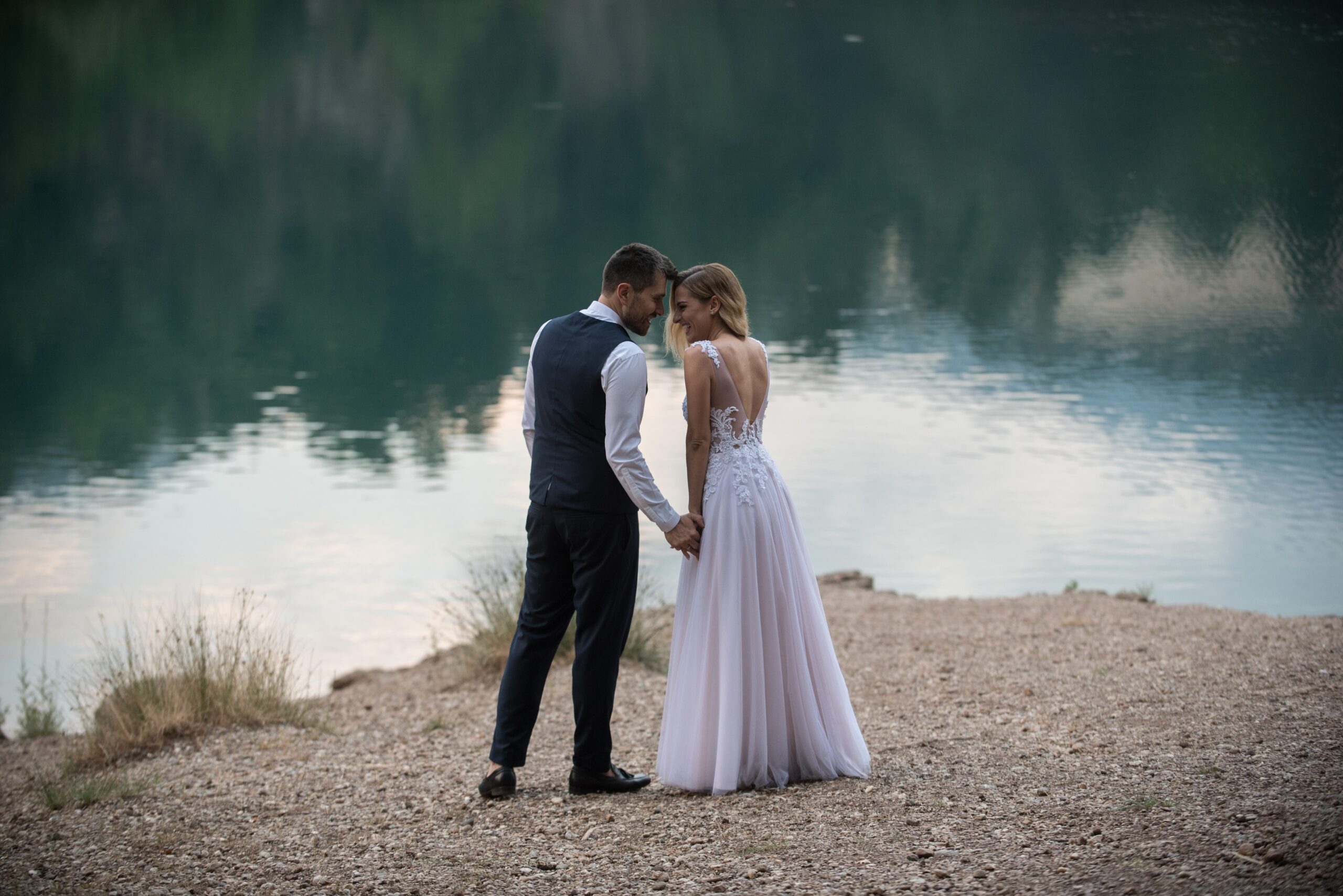 Ifigenia and Kostas wedding photoshooting in lake